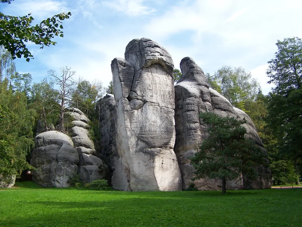 De hautes formations de grès dans la cité de pierre d’Adršpach-Teplice.