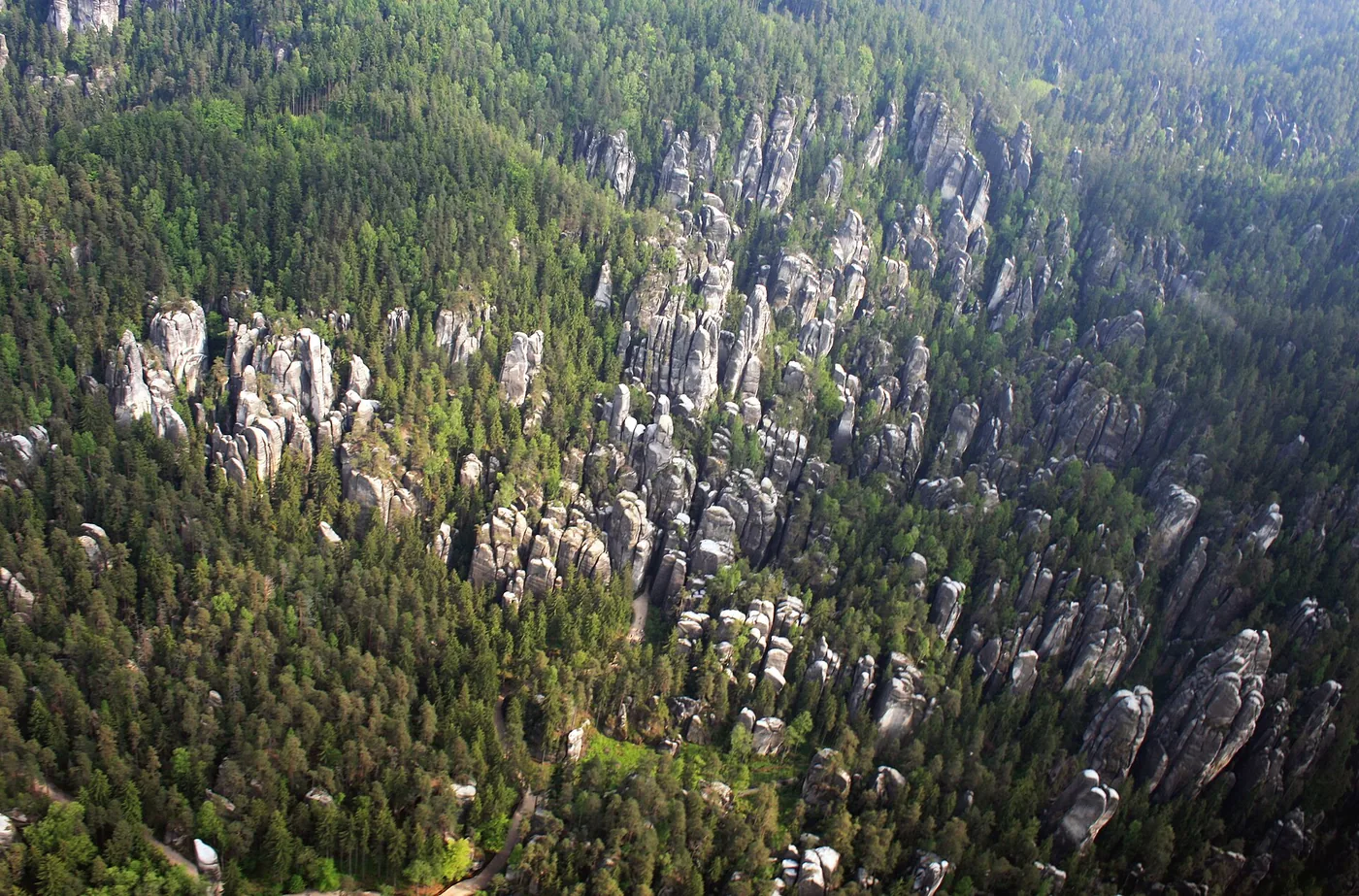 Les tours rocheuses et la forêt d’Adršpach-Teplice vues d’en haut.