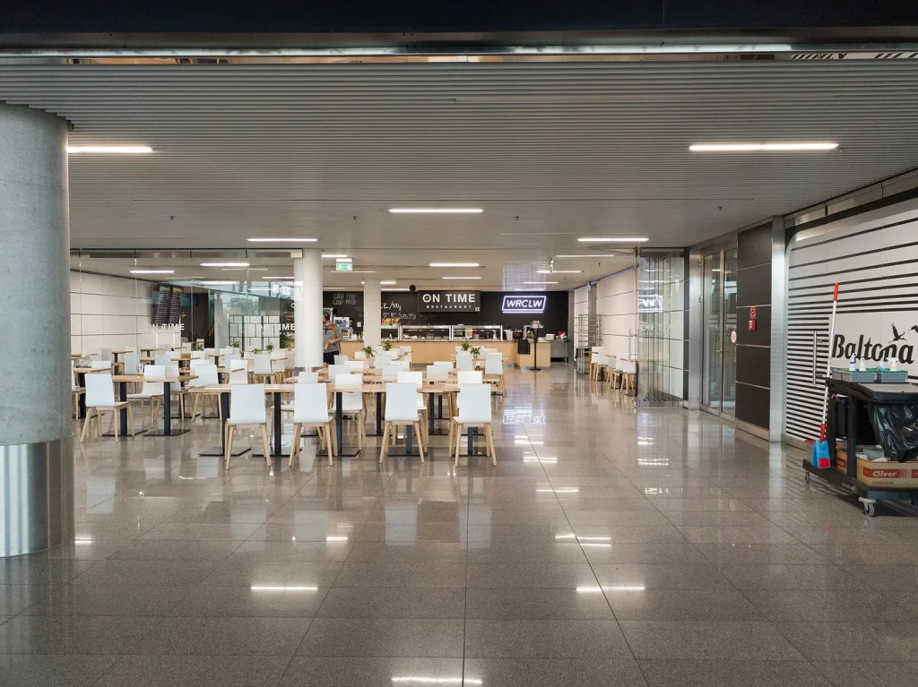 Le hall du terminal de l’aéroport de Wrocław-Strachowice.
