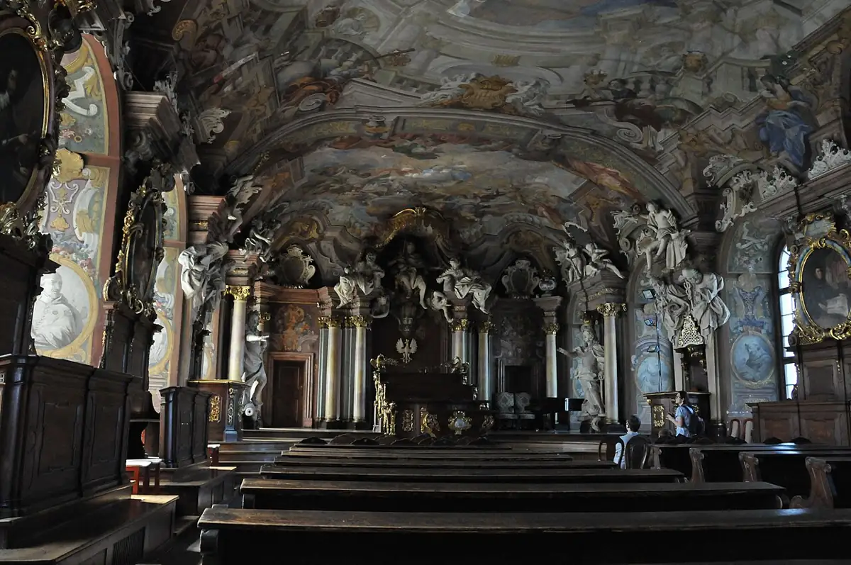 Le plafond peint, les colonnes et l’estrade de l’Aula Leopoldina à Wrocław.