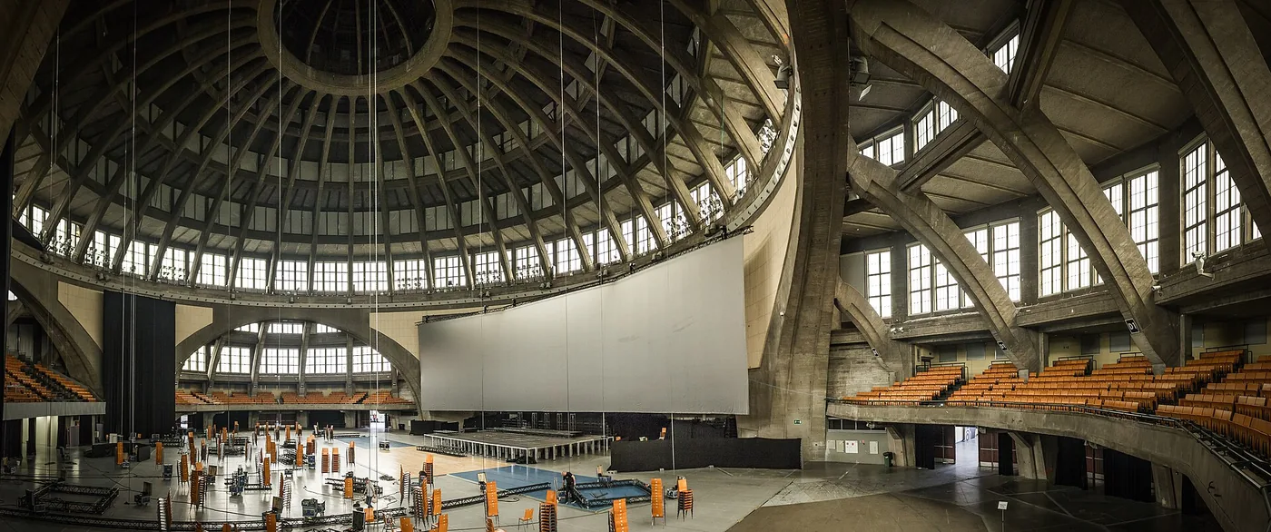 Les arcs et la coupole de béton à l’intérieur de la Halle du Centenaire de Wrocław.