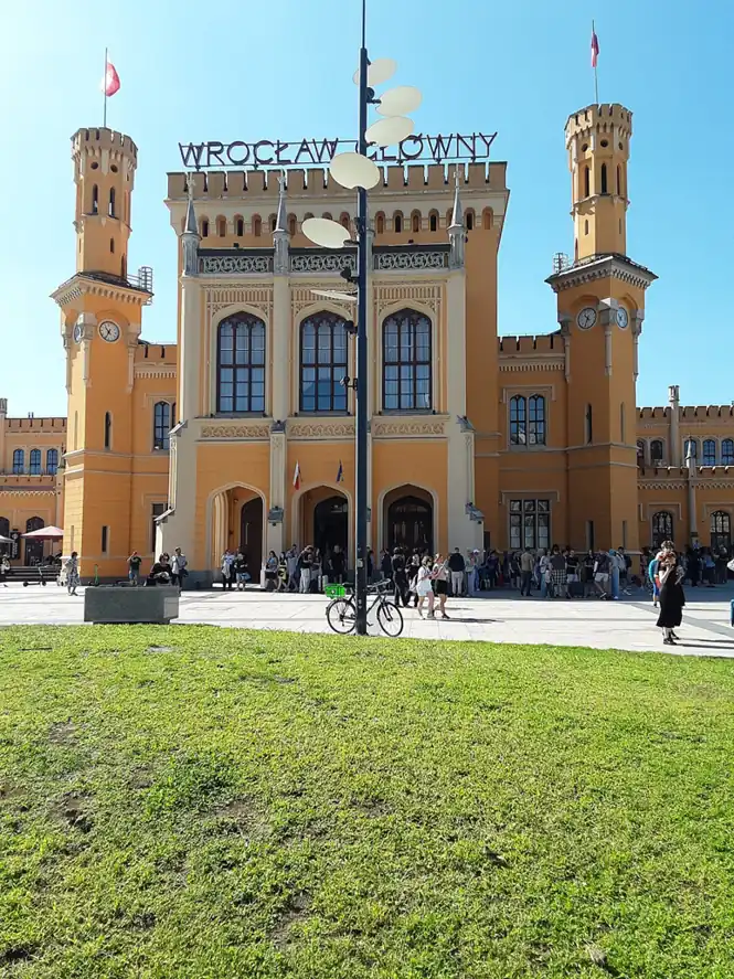 L’entrée jaune de la gare Wrocław Główny et ses deux tours.