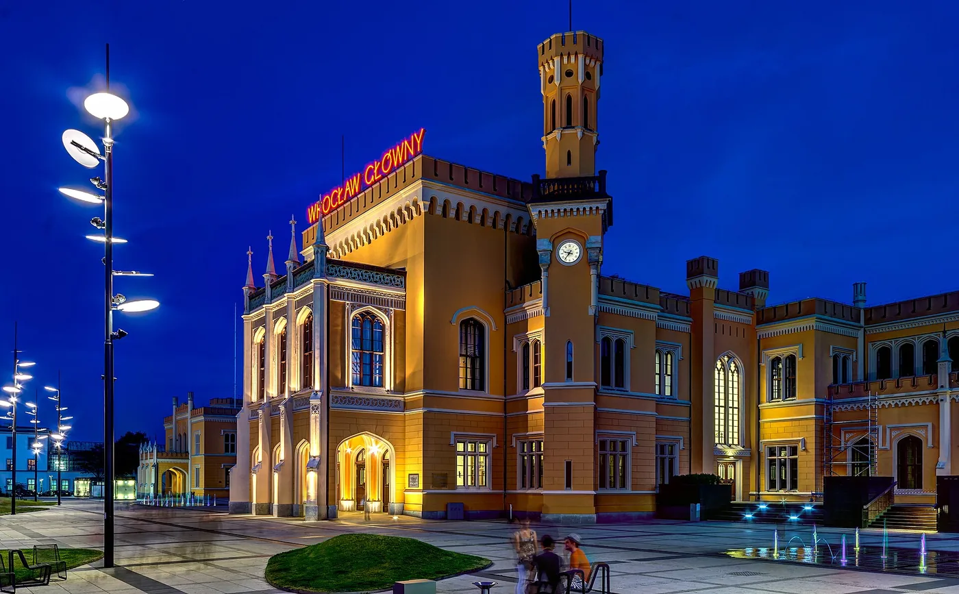 La façade jaune et les tours de la gare centrale Wrocław Główny.