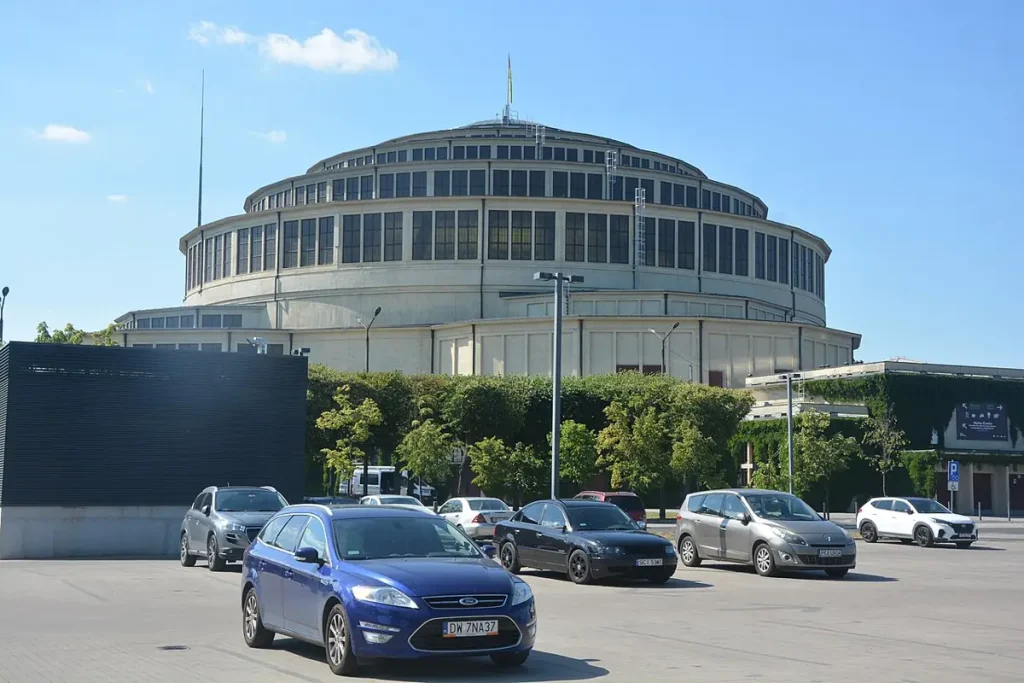 La coupole et la façade extérieure de la Halle du Centenaire à Wrocław.