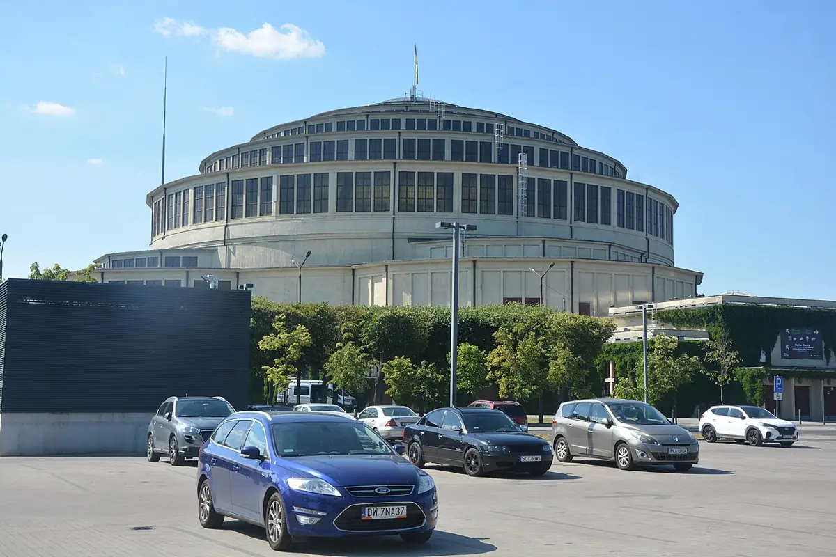 La coupole et la façade extérieure de la Halle du Centenaire à Wrocław.