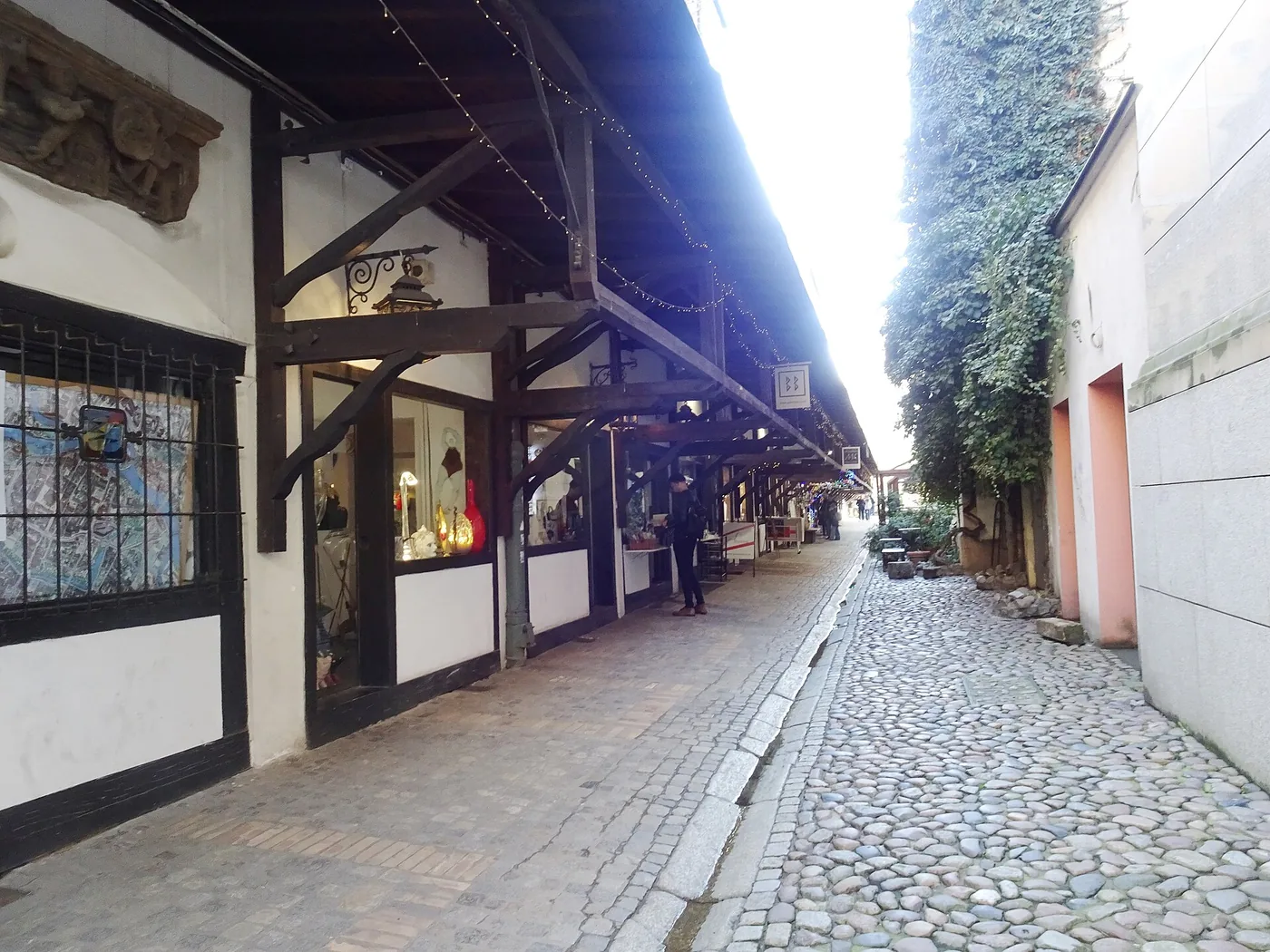 La petite rue pavée des anciennes boucheries de Stare Jatki à Wrocław.