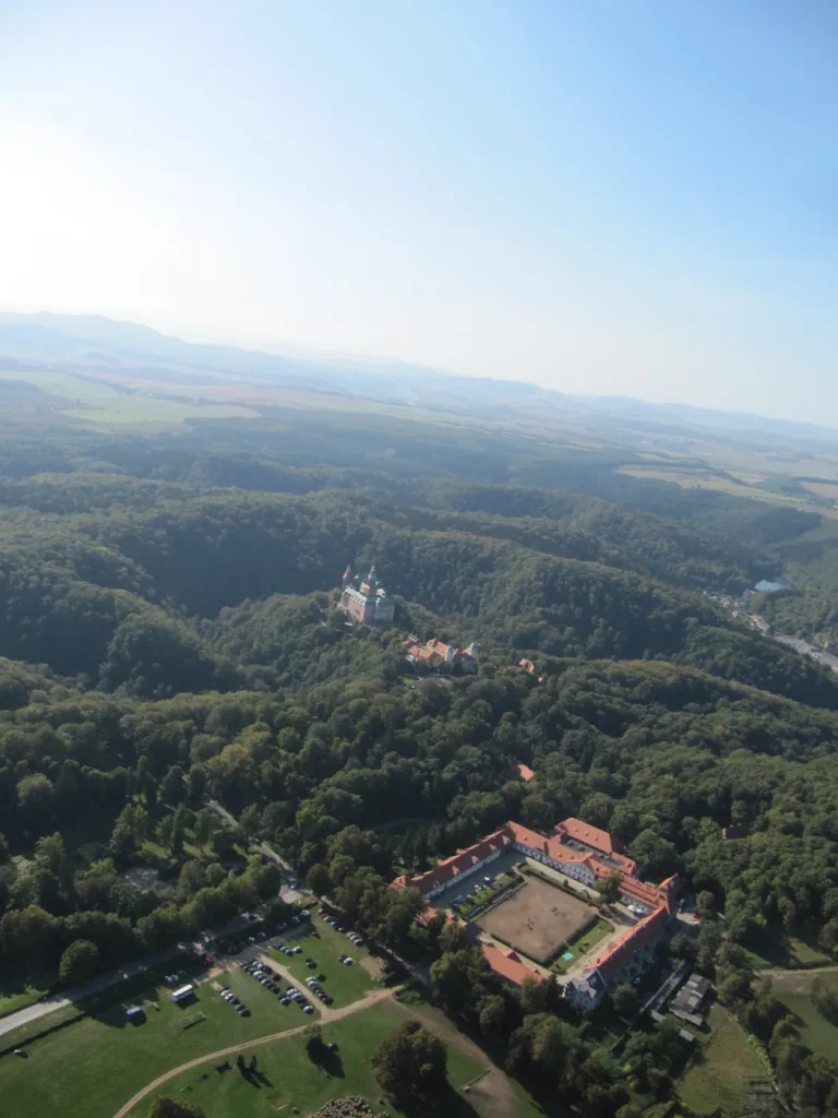 Le château de Książ et les collines boisées qui l’entourent.