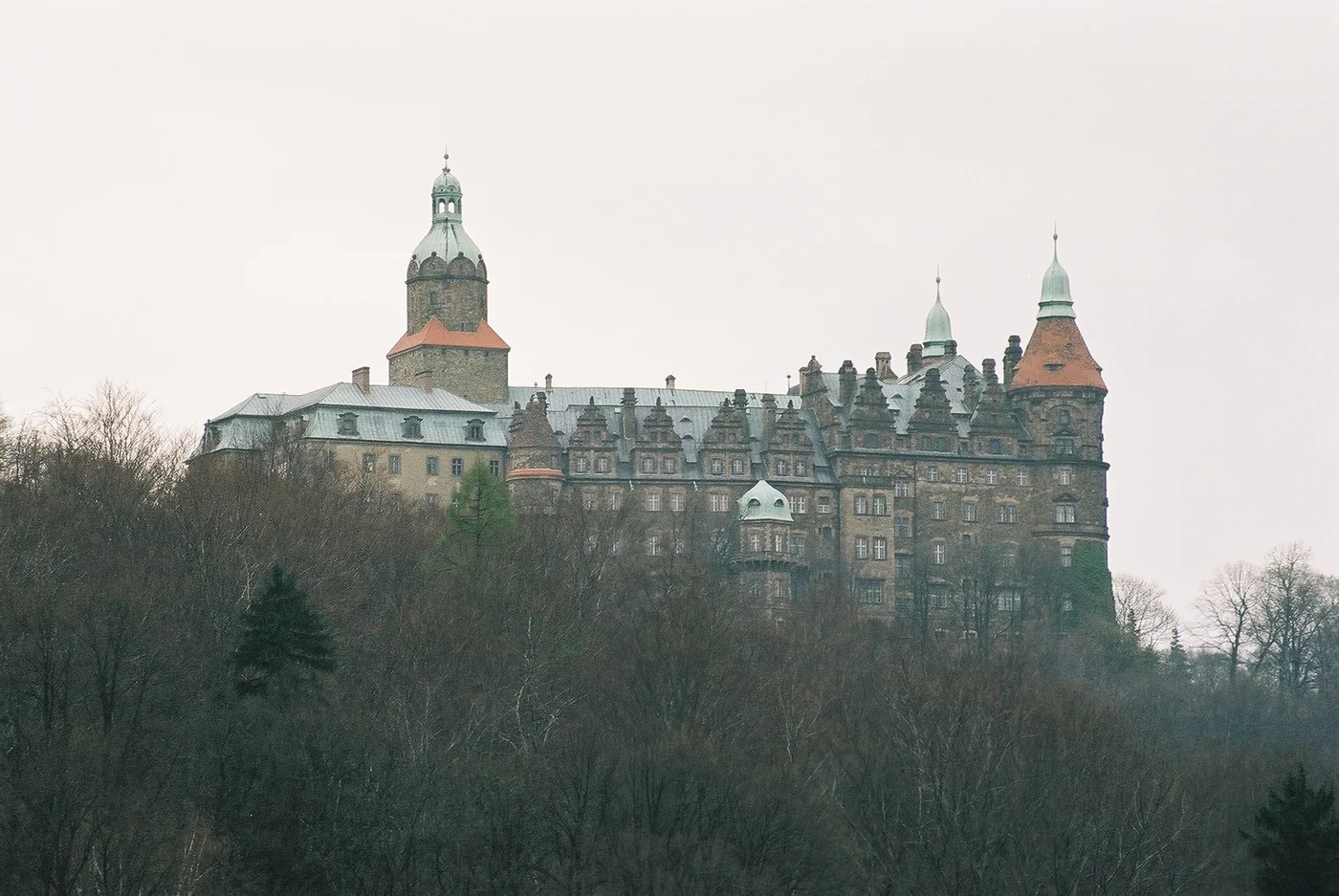 Les façades et les toits du château de Książ près de Wałbrzych.