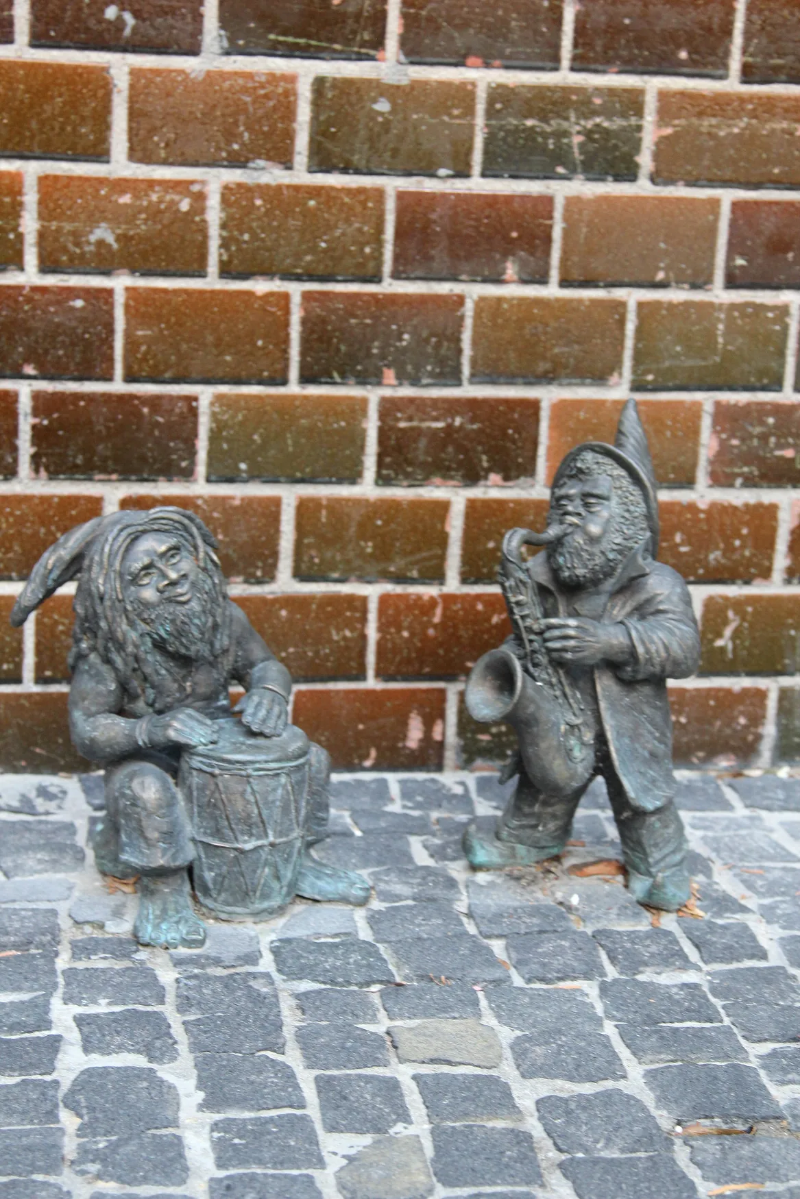 Un groupe de petits personnages en bronze à Wrocław.