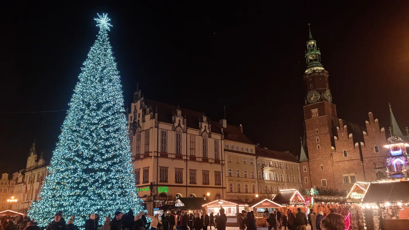 Les chalets et les lumières du marché de Noël sur le Rynek de Wrocław en 2025.