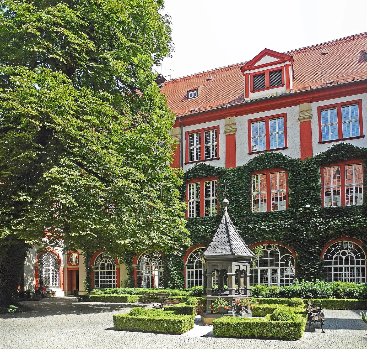 La cour et le jardin de l’Ossolineum, rue Szewska à Wrocław.