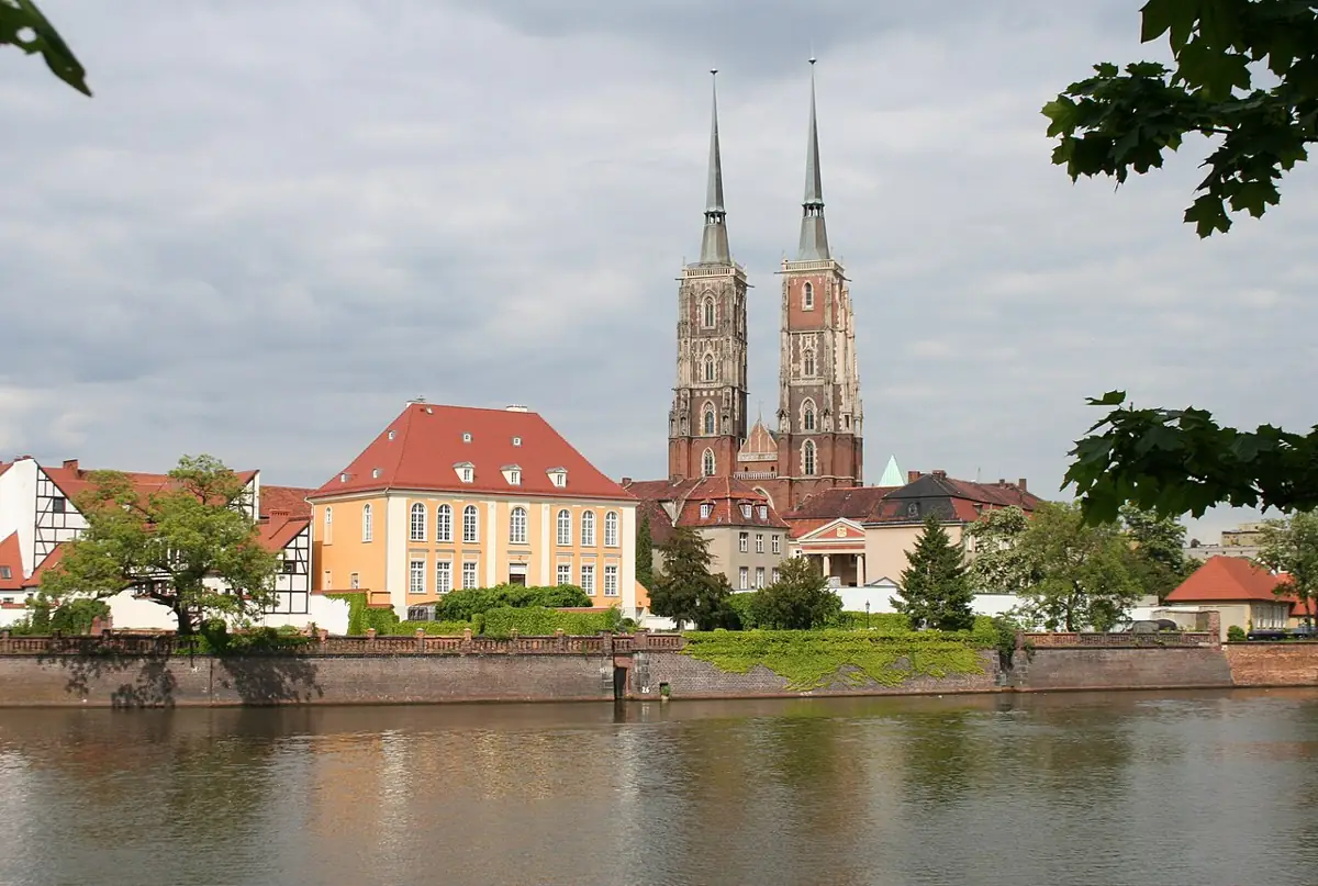 Les deux flèches de la cathédrale Saint-Jean-Baptiste à Ostrów Tumski, de l’autre côté de l’Oder.