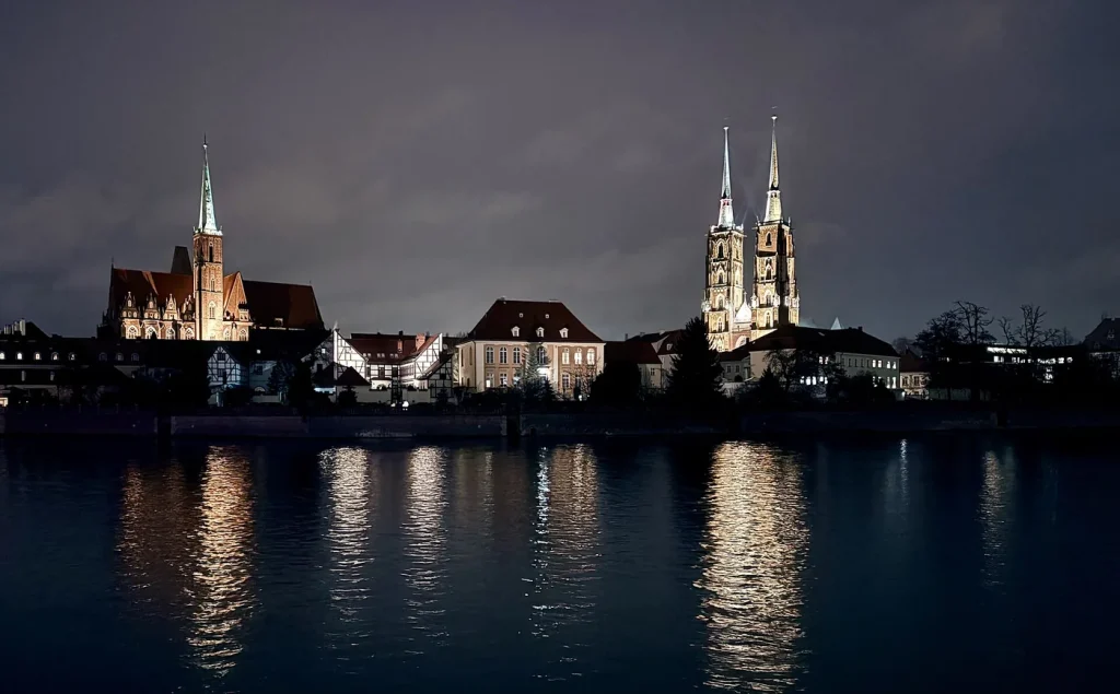 Les tours de la cathédrale et les quais d’Ostrów Tumski éclairés la nuit.