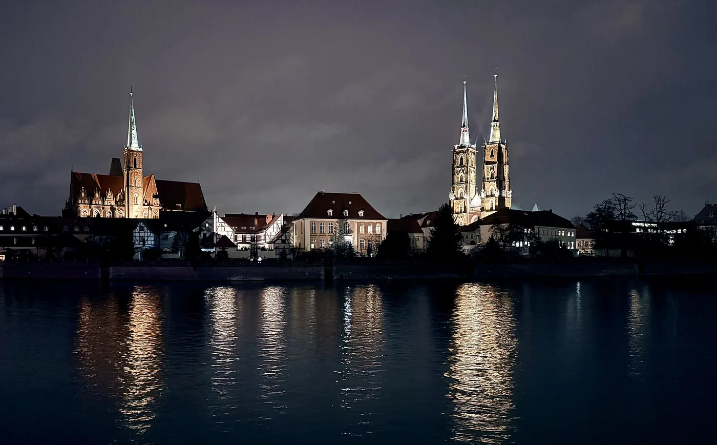 Les tours de la cathédrale et les quais d’Ostrów Tumski éclairés la nuit.