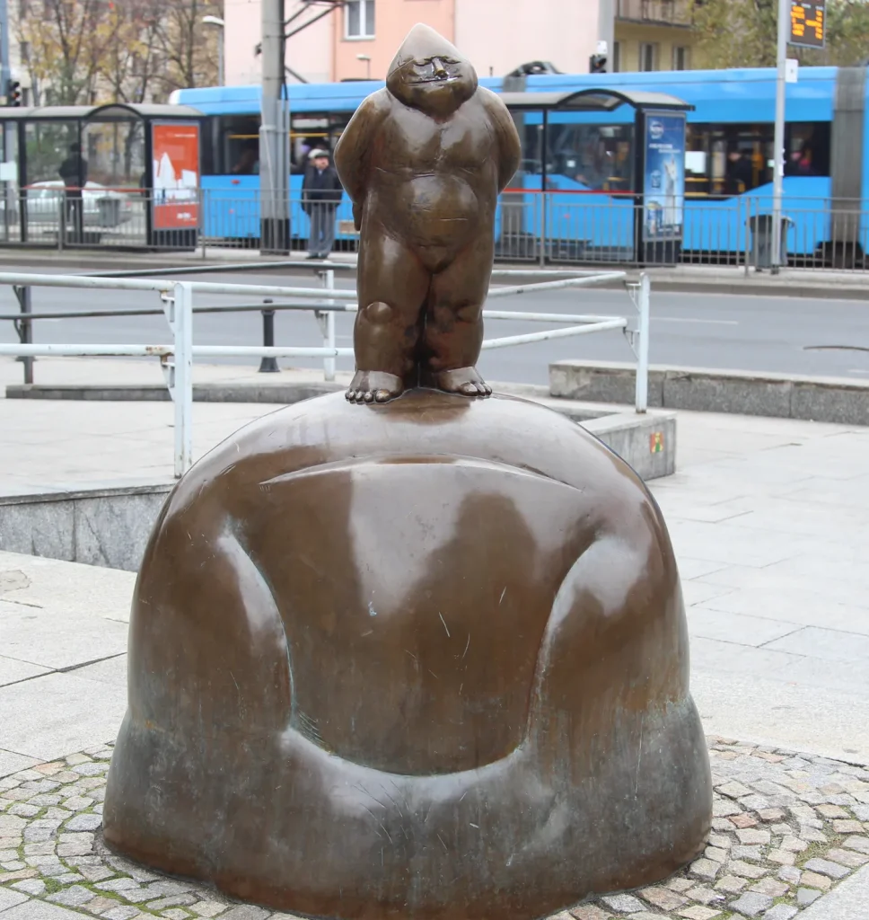 La statue en bronze de Papa Krasnal à Wrocław.