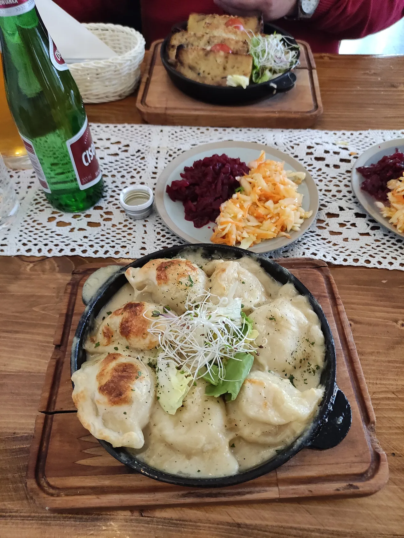 Une assiette de pierogi servie dans un restaurant de Wrocław.