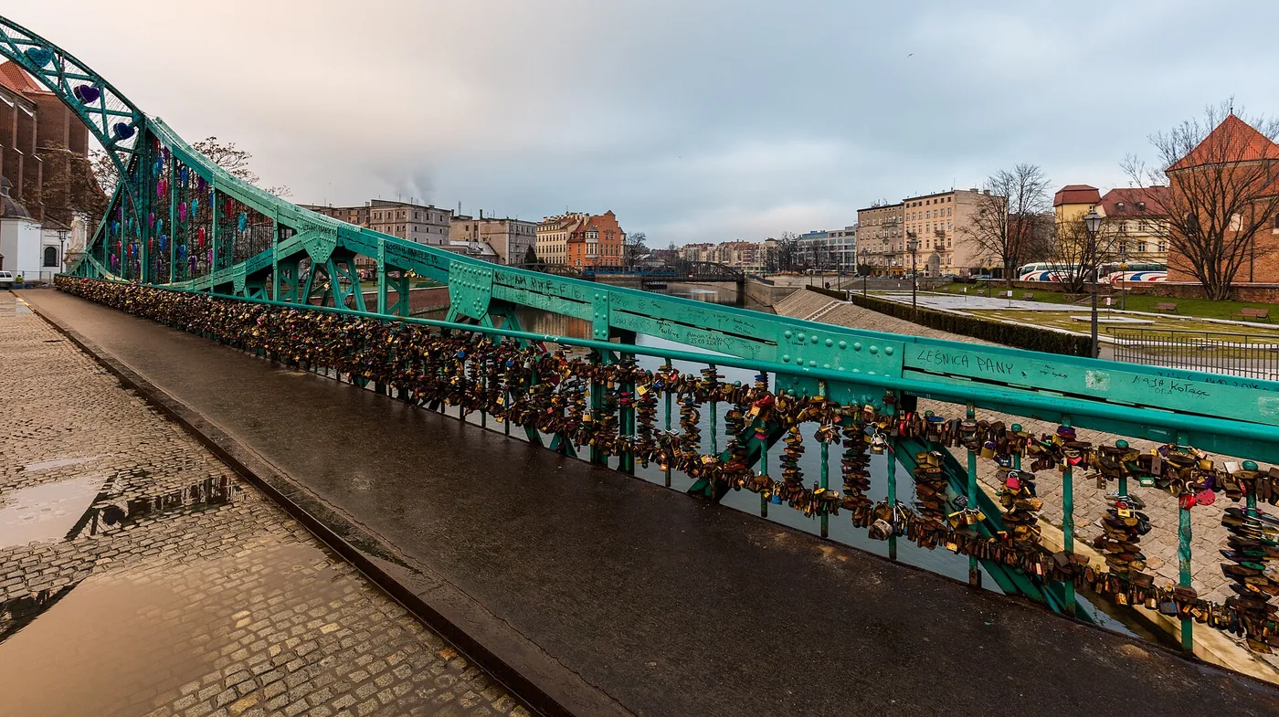 Le pont Tumski entre l’île de Sable et le quartier de la cathédrale à Wrocław.