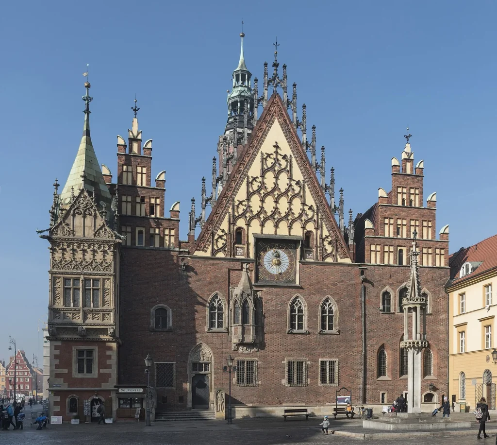 La façade à horloge de l’ancien hôtel de ville de Wrocław.