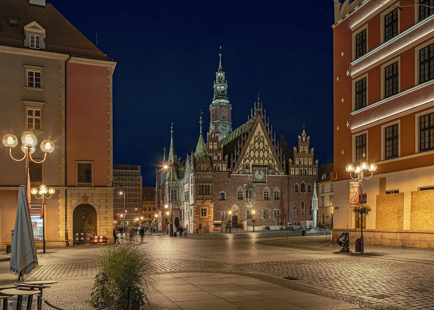 L’ancien hôtel de ville de Wrocław éclairé la nuit.