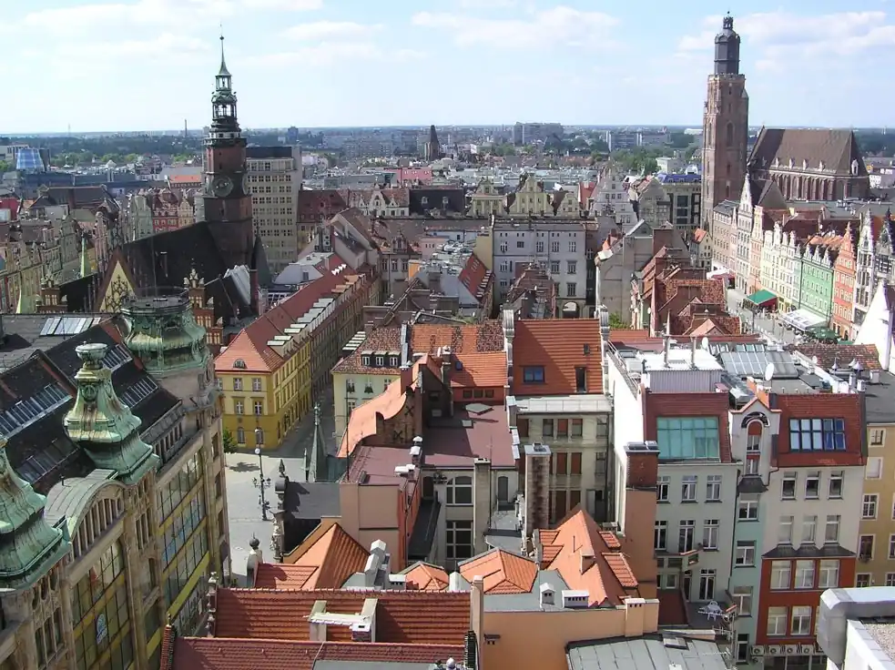 Les toits du Rynek et l’ancien hôtel de ville de Wrocław vus depuis le pont des Sorcières.