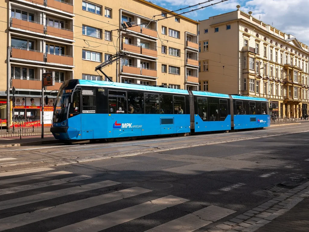 Un tramway Protram dans les rues de Wrocław.