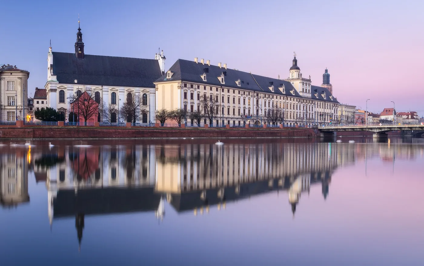 La grande façade de l’université de Wrocław, près de l’Oder.